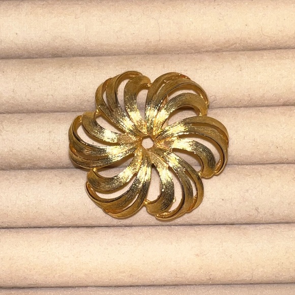 Jewelry - Vintage Gold Tone Swirled Pinwheel Brooch